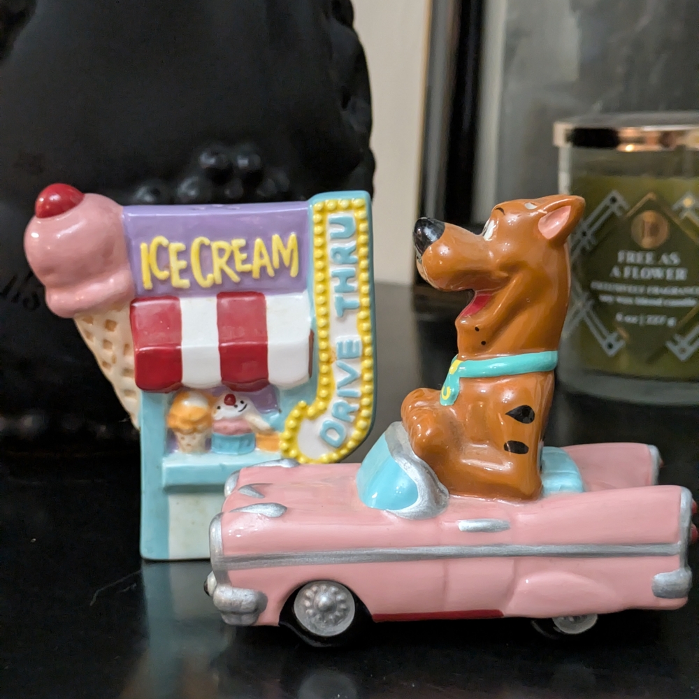 Scooby-Doo in Pink Convertible Figurine with Ice Cream Drive-Thru
